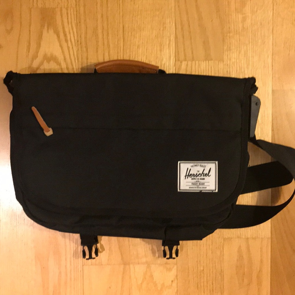 Hershel men’s laptop messenger w/leather handle